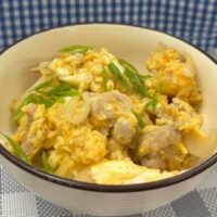 グループホームゆうあいにて、みなかぜ病院栄養科主催による料理教室をおこない「親子どんぶり」を作りました。