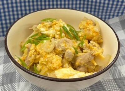 グループホームゆうあいにて、みなかぜ病院栄養科主催による料理教室をおこない「親子どんぶり」を作りました。