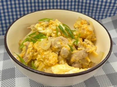 グループホームゆうあいにて、みなかぜ病院栄養科主催による料理教室をおこない「親子どんぶり」を作りました。